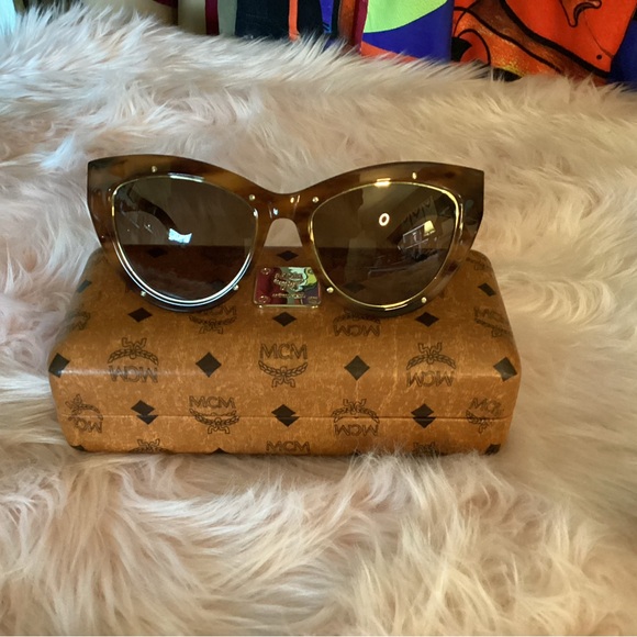 MCM Sunglasses with case and cleaning cloth in excellent condition - Picture 5 of 8